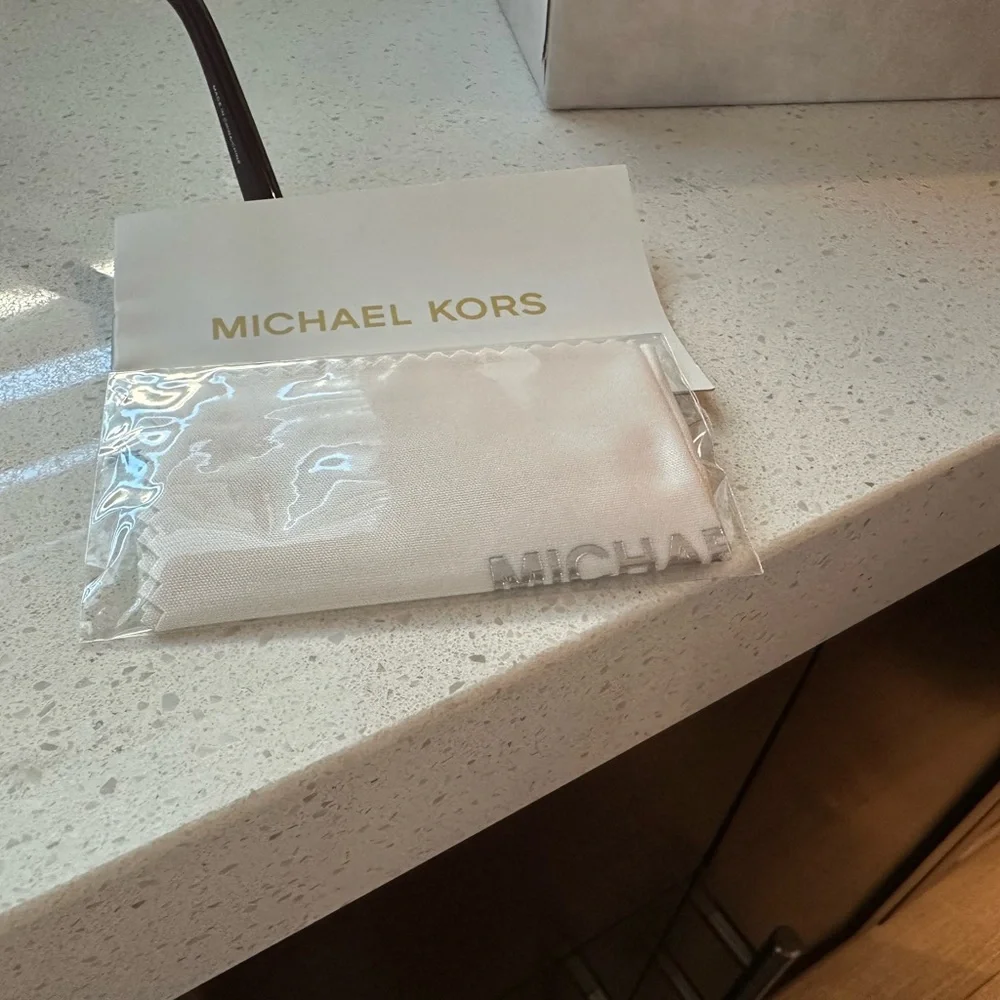 Michael Kors 6011/30188H sunglasses - Picture 7 of 7